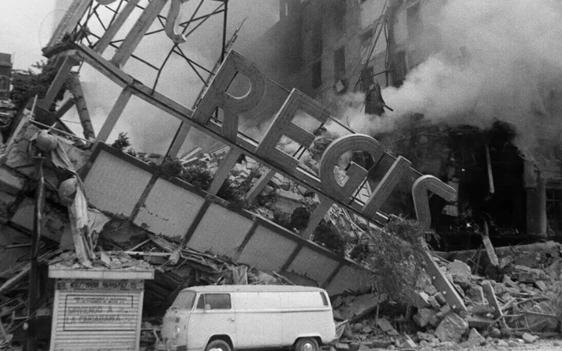 El rótulo derrumbado del Hotel Regis entre los escombros, tras el terremoto de 1985 en la Ciudad de México.